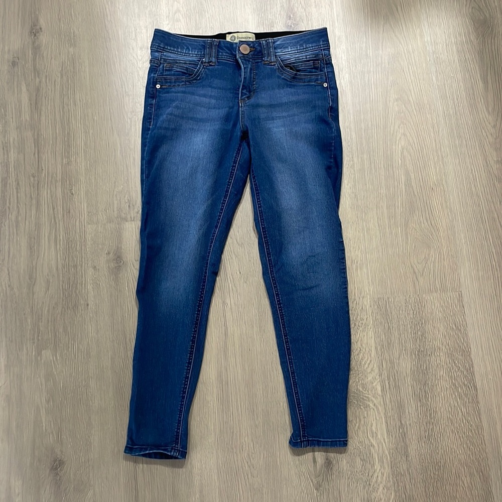 Super cute stetchy waist form shaping skinny jeans.